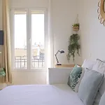 Top floor studio near Montmartre
