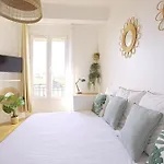 Top floor studio near Montmartre